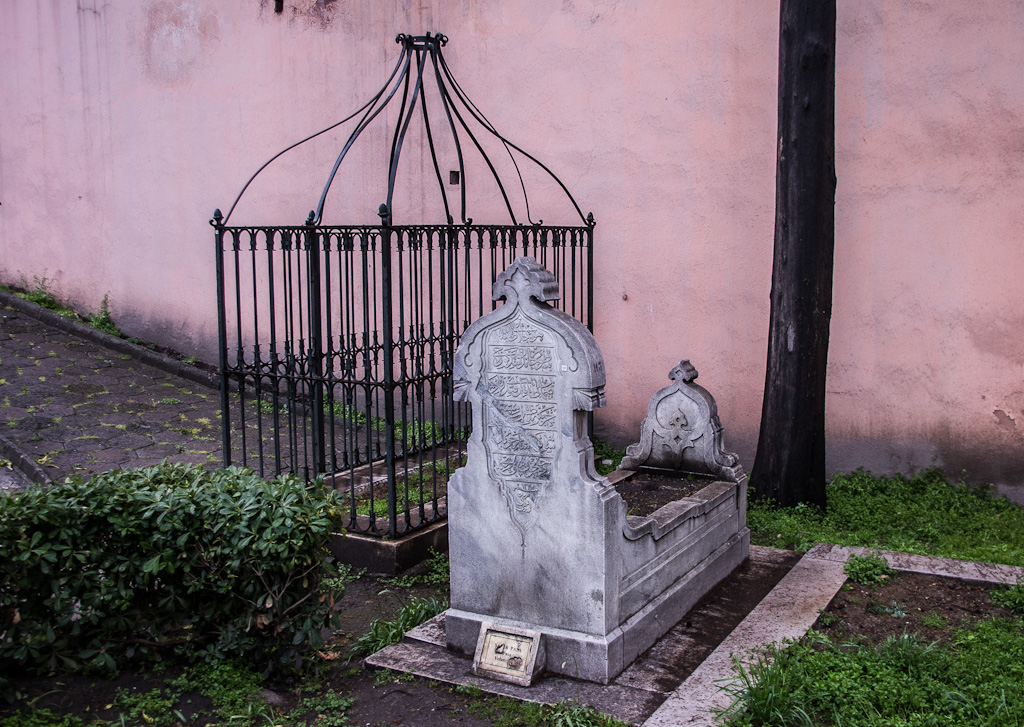 Cemetery at tomb of Sultan Mahmud II